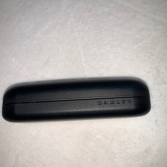 Oakley black clam shell sunglass case - Picture 1 of 8